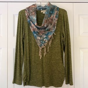 Green long sleeve sweater with removable neckpiece